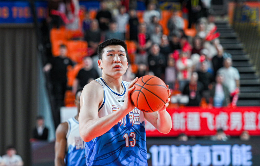 职业焦虑与破局之道:当豪门球队陷入引援迷局 体育新闻