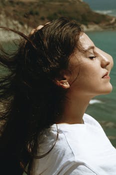  补贴竞争升级，外卖骑手短期受益；长期保障仍待完善。 情感心理