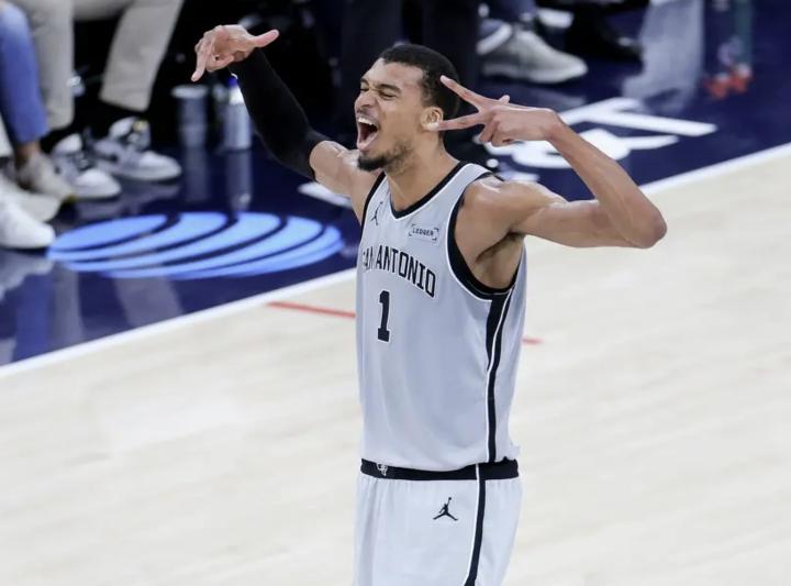 马刺迎来里程碑胜利;文班亚马却目光长远:不止50胜,60胜才是追求;脚踏实地,一场接一场去拼。 体育新闻