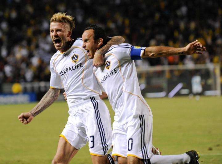 从冲突到冠军:多诺万与贝克汉姆的队长风波,最终化作球队荣耀。 体育新闻 从冲突到冠军:多诺万与贝克汉姆的队长风波,最终化作球队荣耀。 体育新闻