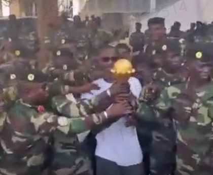  塞内加尔主帅携奖杯现身军事基地；RMC澄清，此举源于夺冠庆典。 体育新闻