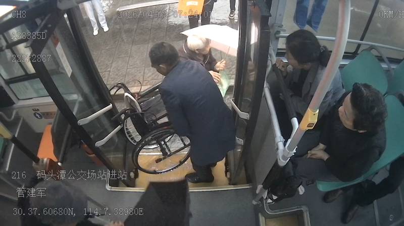 雨中公交服务的专业温度：一位驾驶员的行为拆解与行业启示 新闻