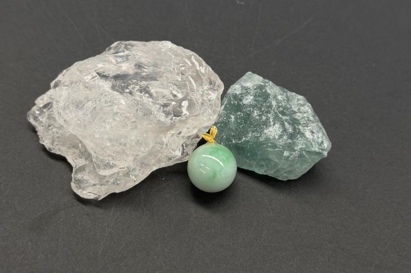  翡翠种水深度解析：晶体结构与透明度的科学关系 时尚用品